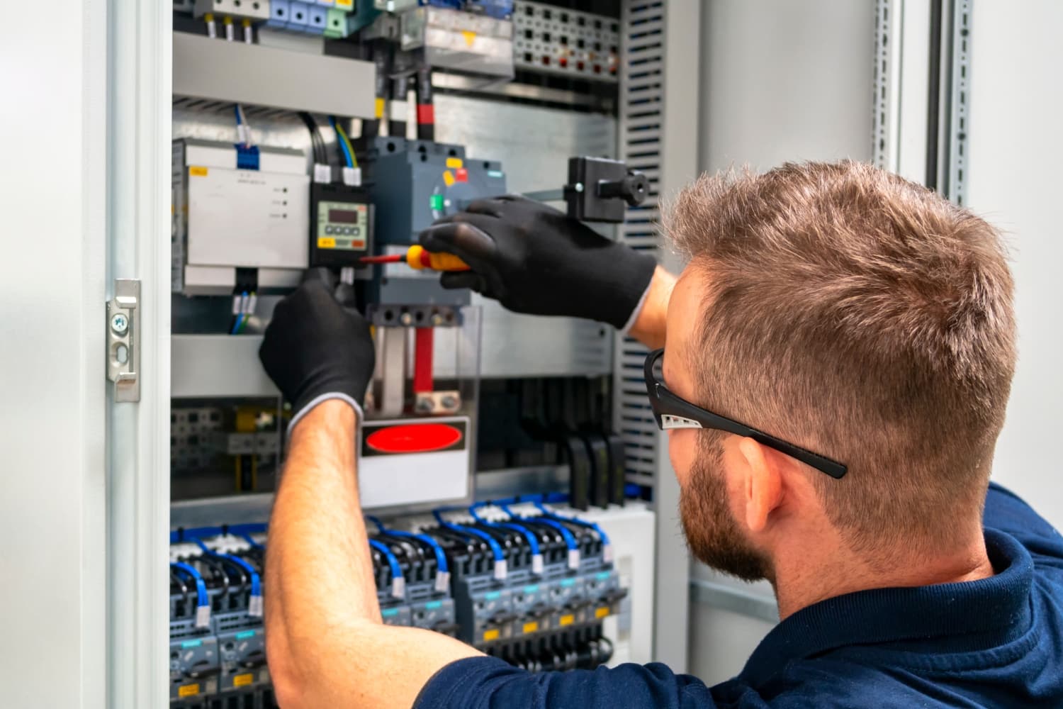 Warum Arbeitgeber auf eine ordnungsgemäße DGUV V3 Prüfung achten sollten