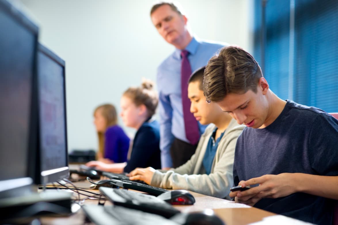 Schulträger & Budget im Fokus: Warum FreeLock mit 7,99 € die günstigste sichere Lösung für Schulen ist