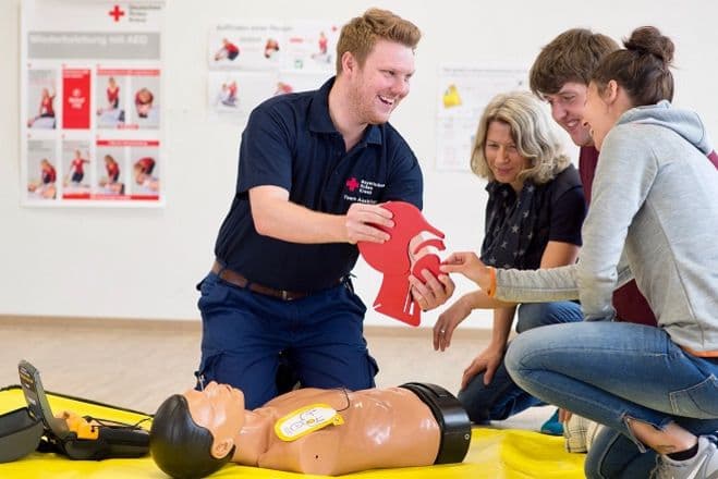 Erste-Hilfe Kurs München für Spezialeffektteams: Sicherheit in Hochrisikoszenarien