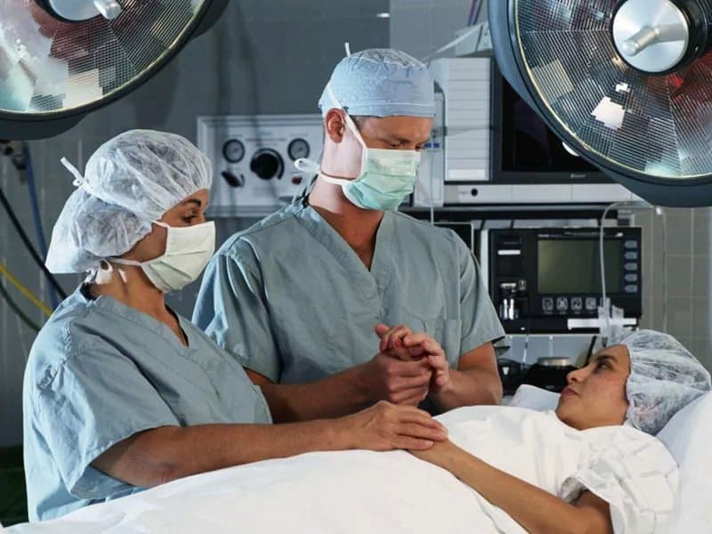 Wie die Bruststraffung mit Autoaugmentation die Jugendlichkeit der Brust ohne Silikonimplantate wiederherstellt