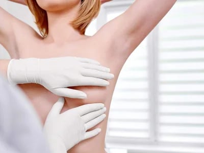 Wie die Bruststraffung mit Autoaugmentation die Jugendlichkeit der Brust ohne Silikonimplantate wiederherstellt